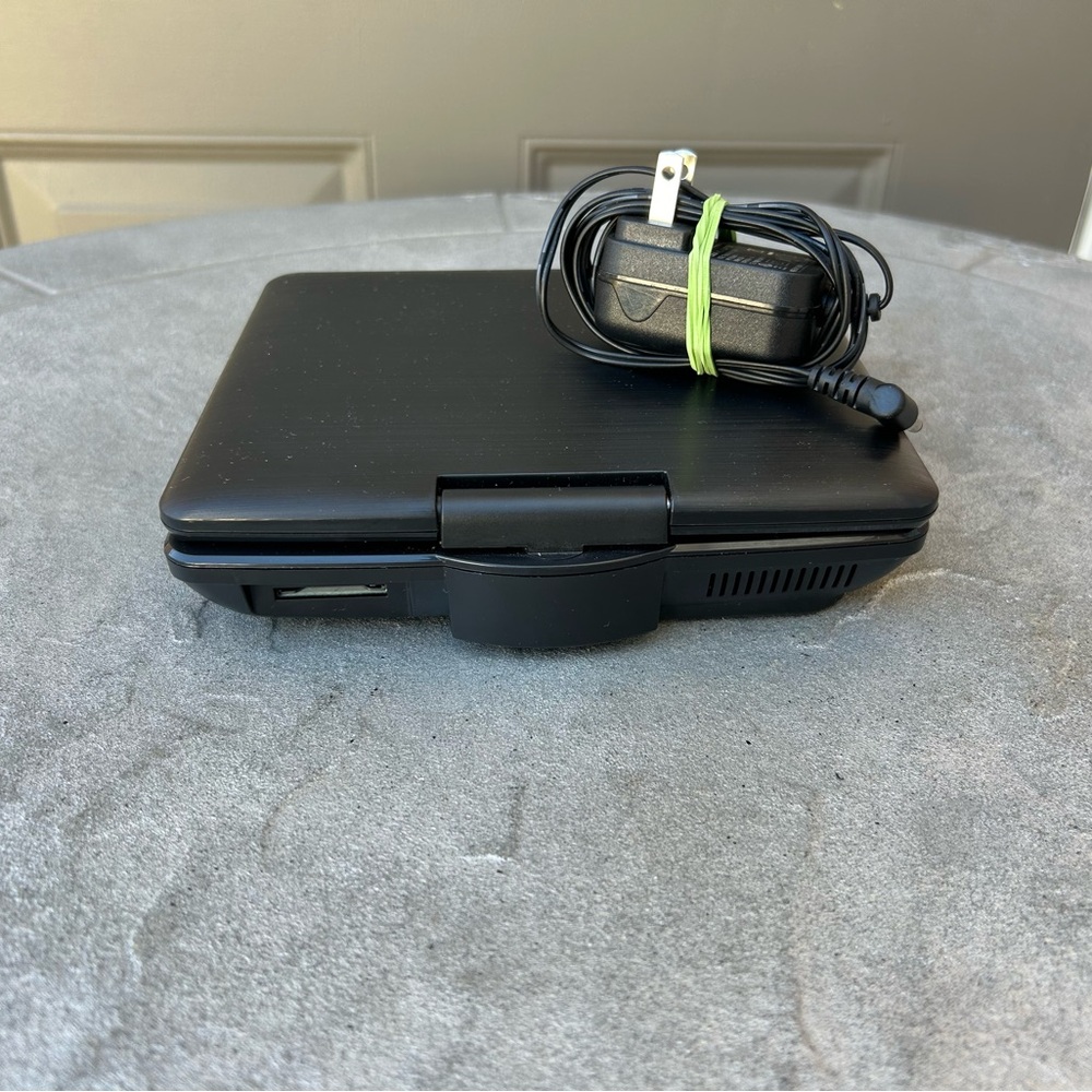 Sylvania 7” Portable Small Swivel DVD Player SDVD7040B